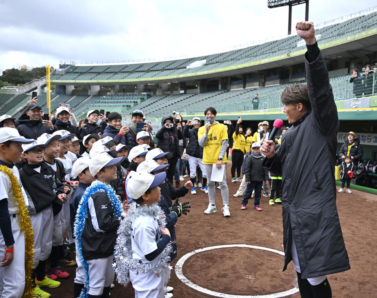 子どもたちにあいさつをする糸井SA（右）（撮影・石井愛子）