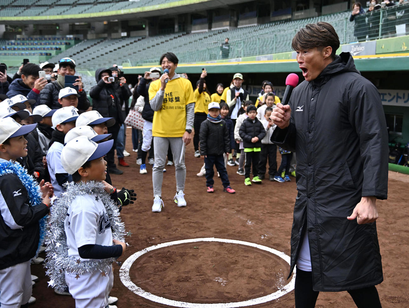 子どもたちにあいさつをする糸井SA（右）（撮影・石井愛子）