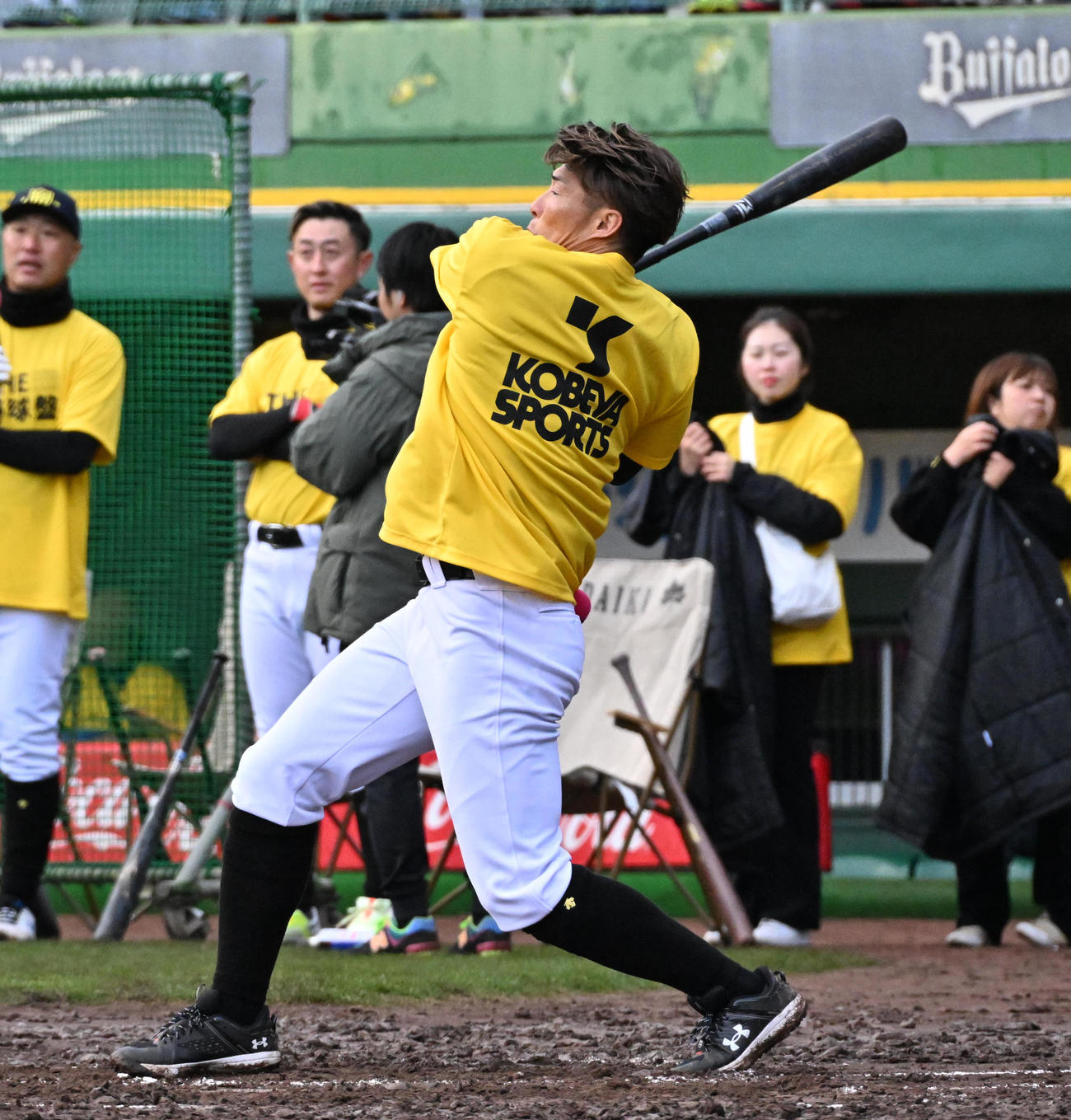 野球盤イベントを楽しむ糸井SA（撮影・石井愛子）