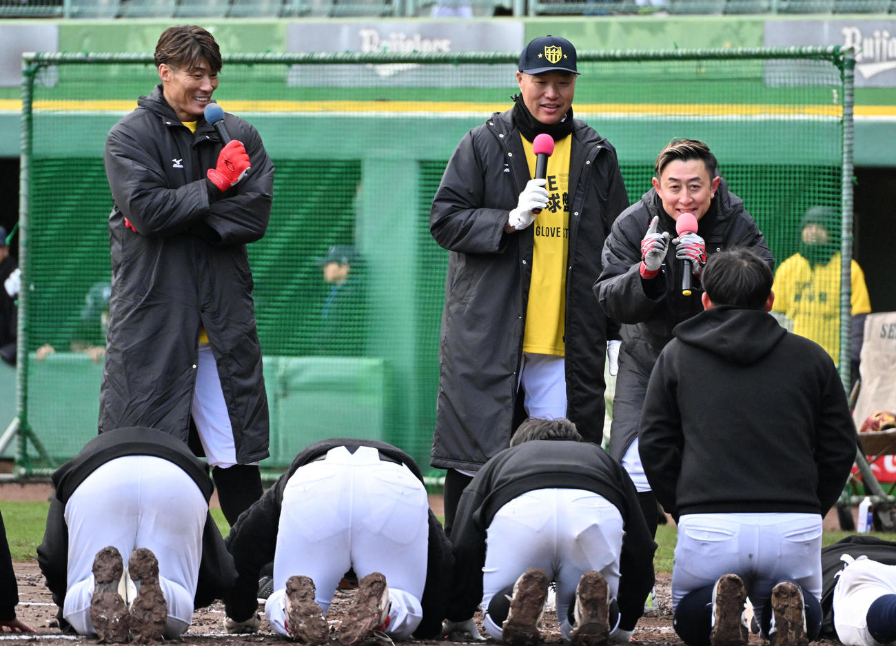 野球盤イベントでレジェンドチーム（左から）糸井SA、関本、今成にもう1イニングを本願する対戦チーム（撮影・石井愛子）