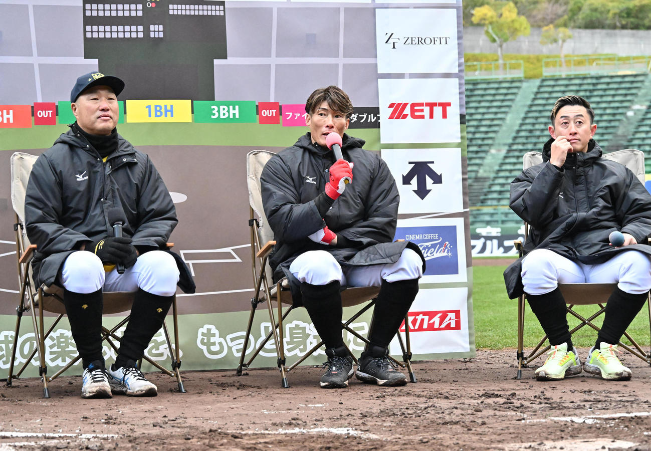 トークショーで話す（左から）関本、糸井SA、今成（撮影・石井愛子）