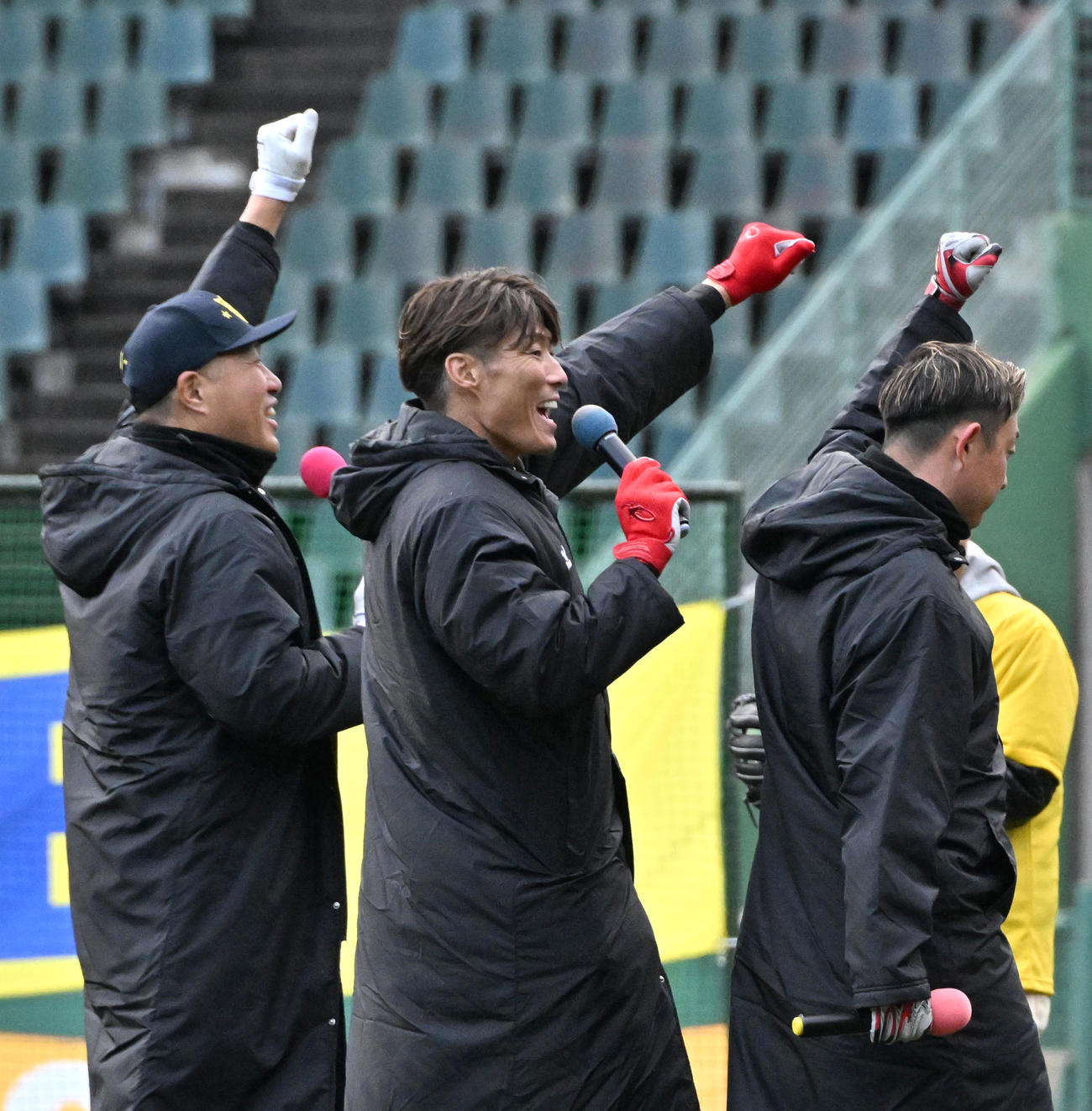 野球盤イベントで勝利し喜ぶ（左から）関本、糸井SA、今成（撮影・石井愛子）