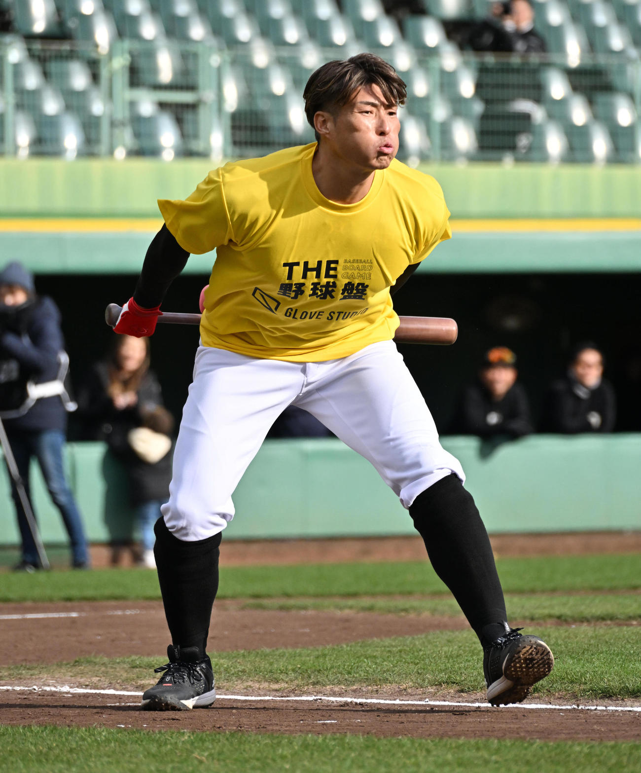 野球盤イベントで打球に息を吹きかけファールにしようとする糸井SA（撮影・石井愛子）