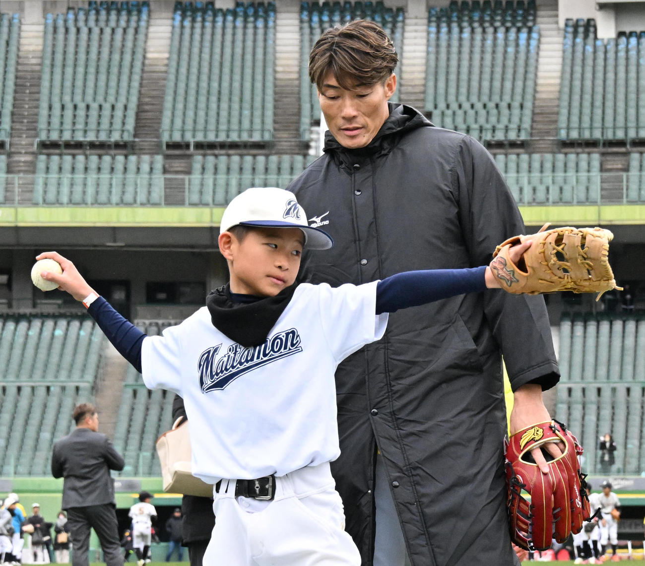 キャッチボールを指導する糸井SA（右）（撮影・石井愛子）