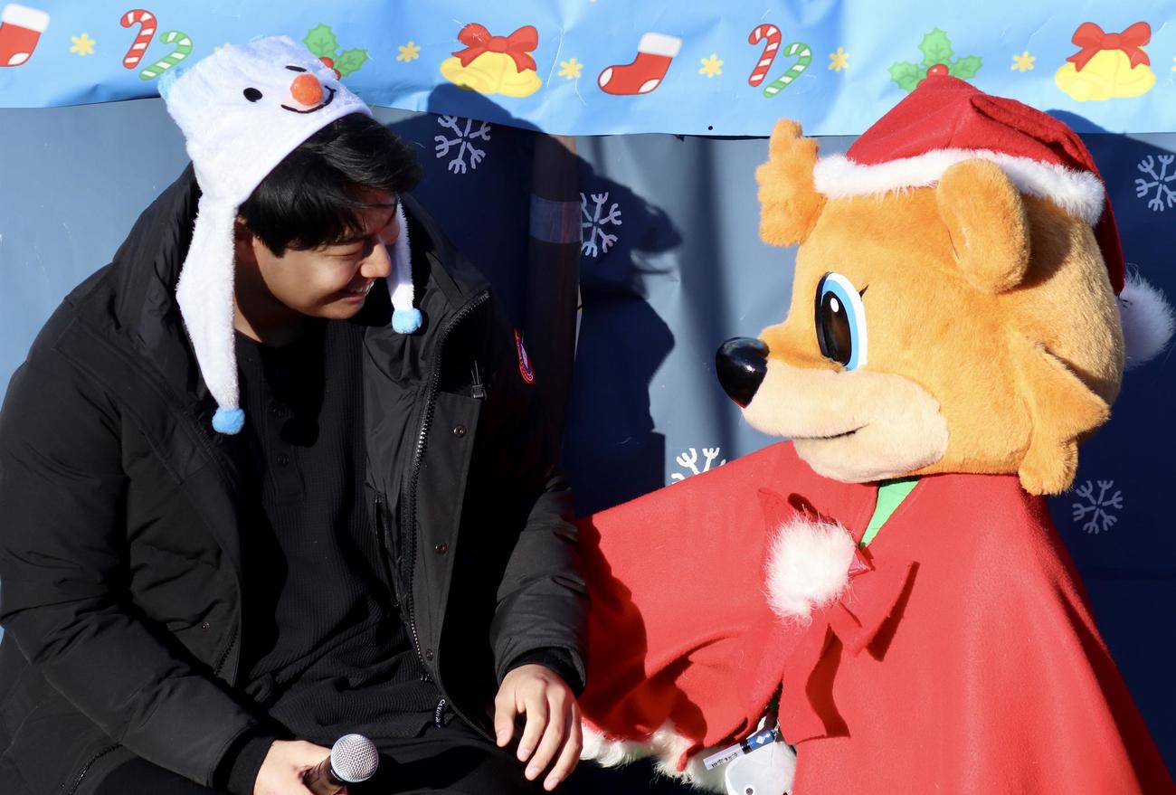 鎌スタ☆クリスマス会2024に出席した日本ハム松浦（左）とファーム専属マスコットのカビー（撮影・黒須亮）