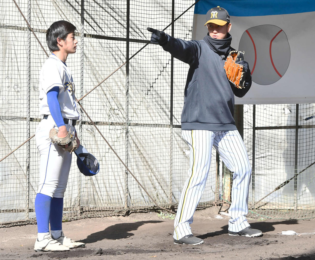野球教室で地元の高校球児に指導する阪神岩貞（撮影・岩下翔太）