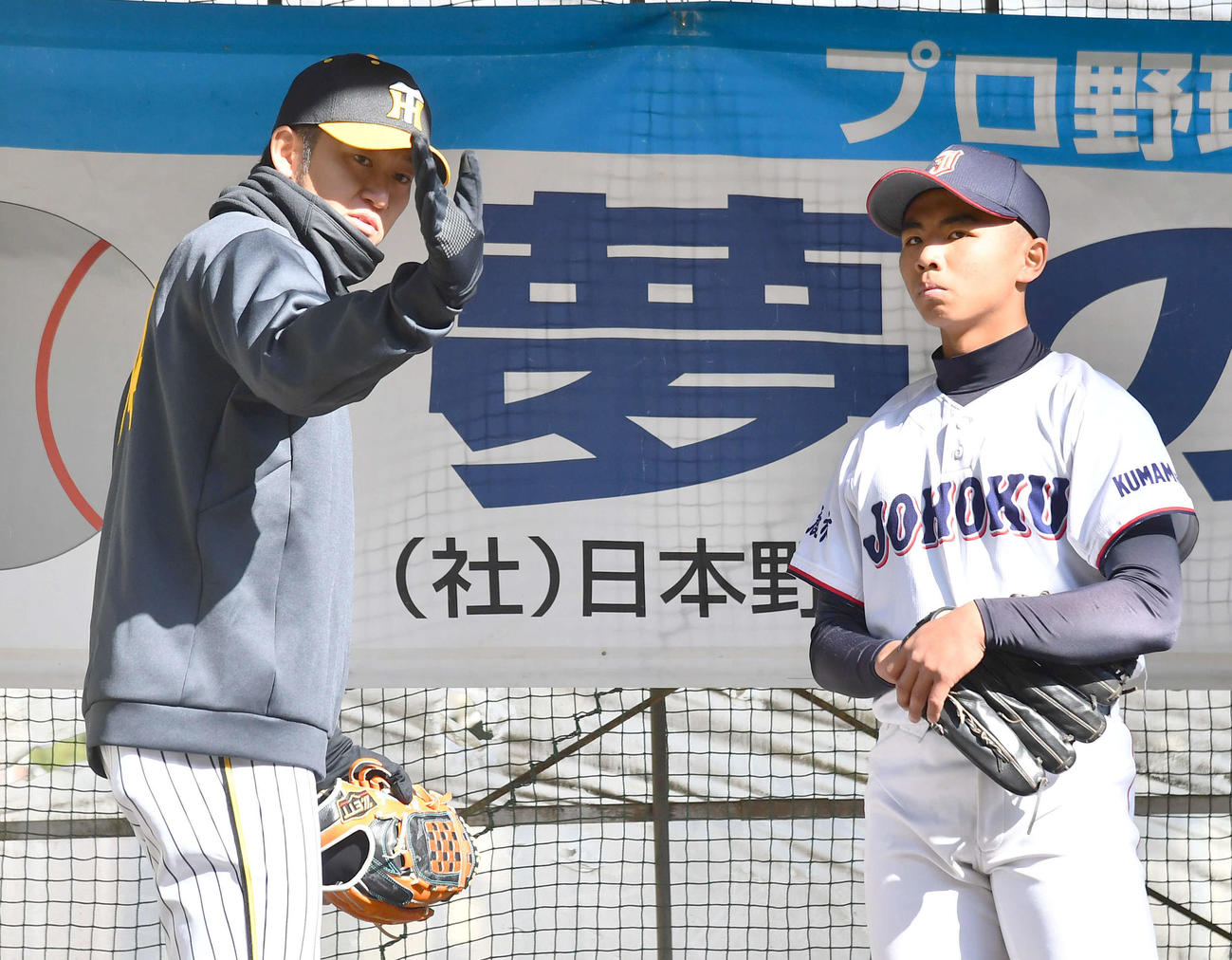野球教室で地元の高校球児に指導する阪神岩貞（撮影・岩下翔太）