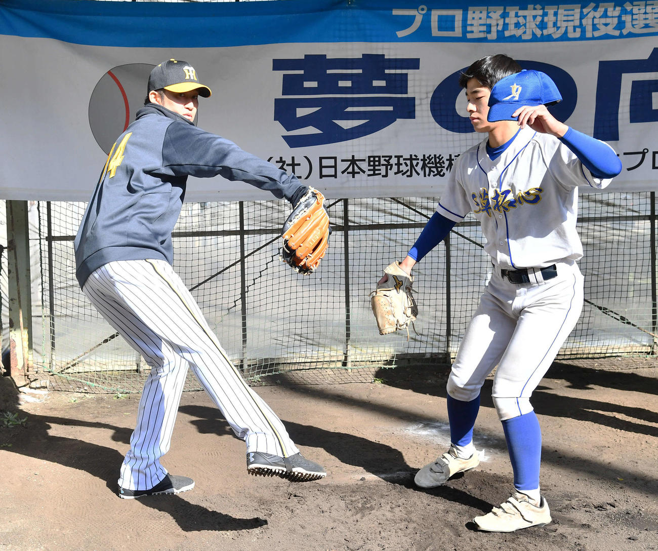 野球教室で地元の高校球児に指導する阪神岩貞（撮影・岩下翔太）