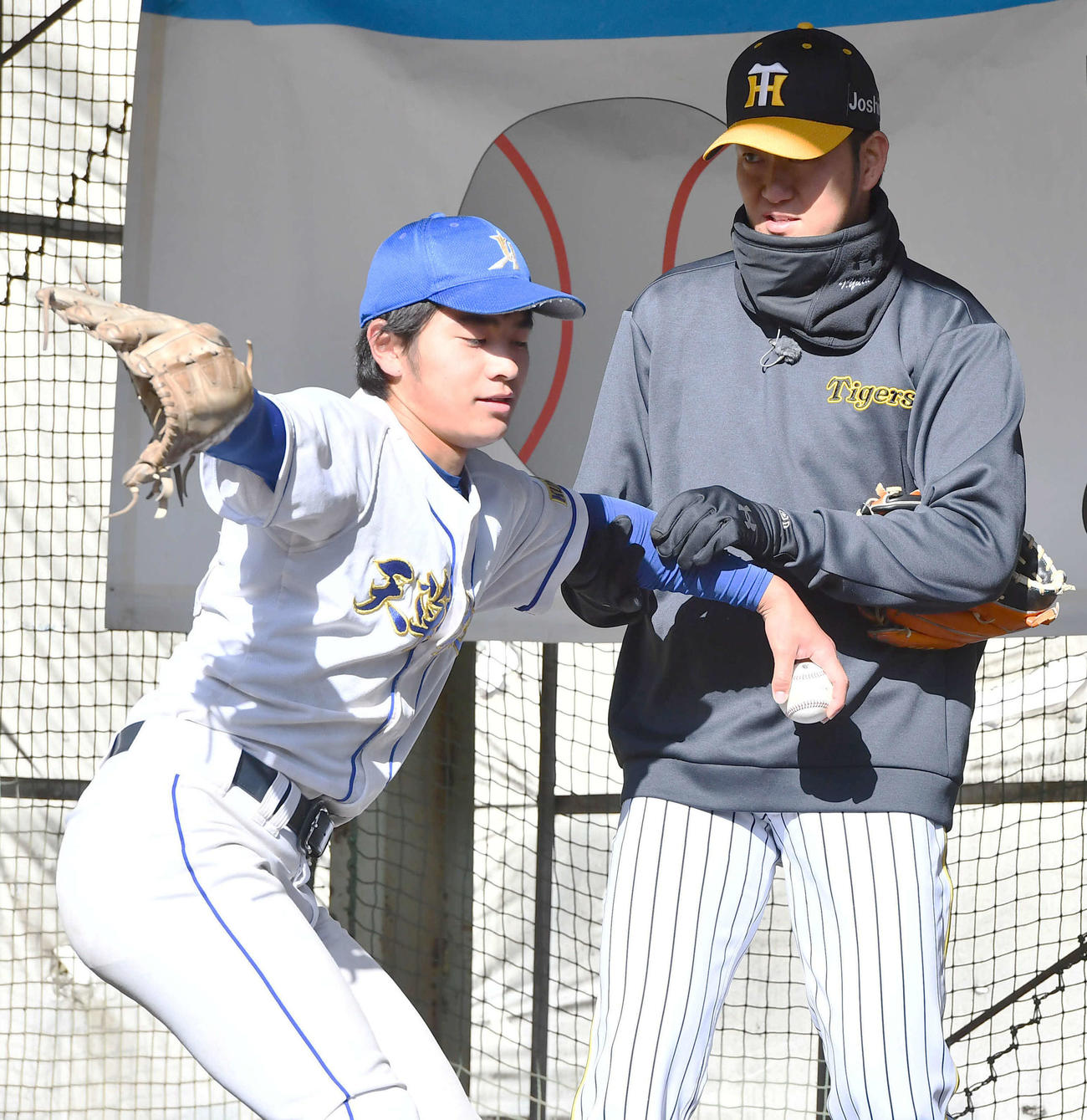 野球教室で地元の高校球児に指導する阪神岩貞（撮影・岩下翔太）