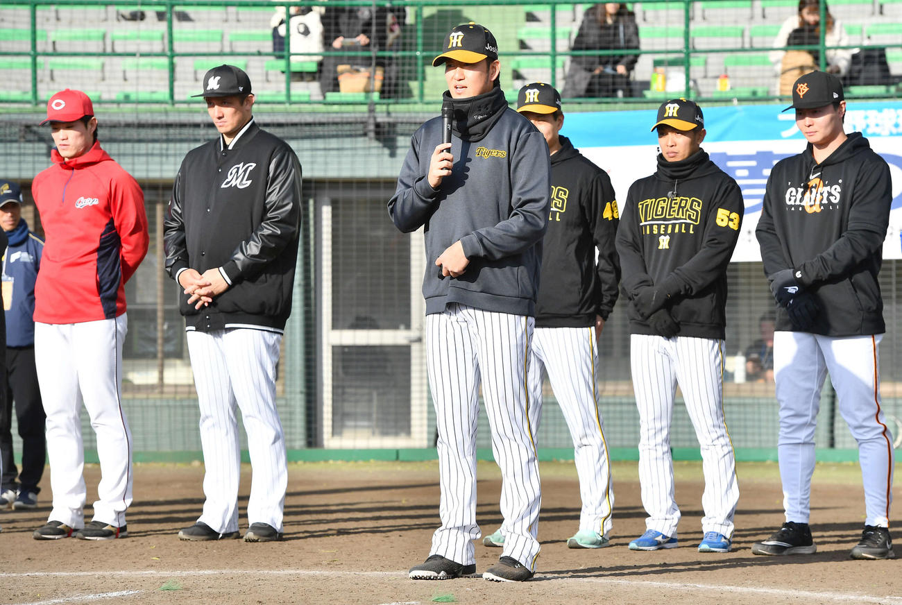 野球教室の閉会式で選手を代表してあいさつする阪神岩貞（撮影・岩下翔太）