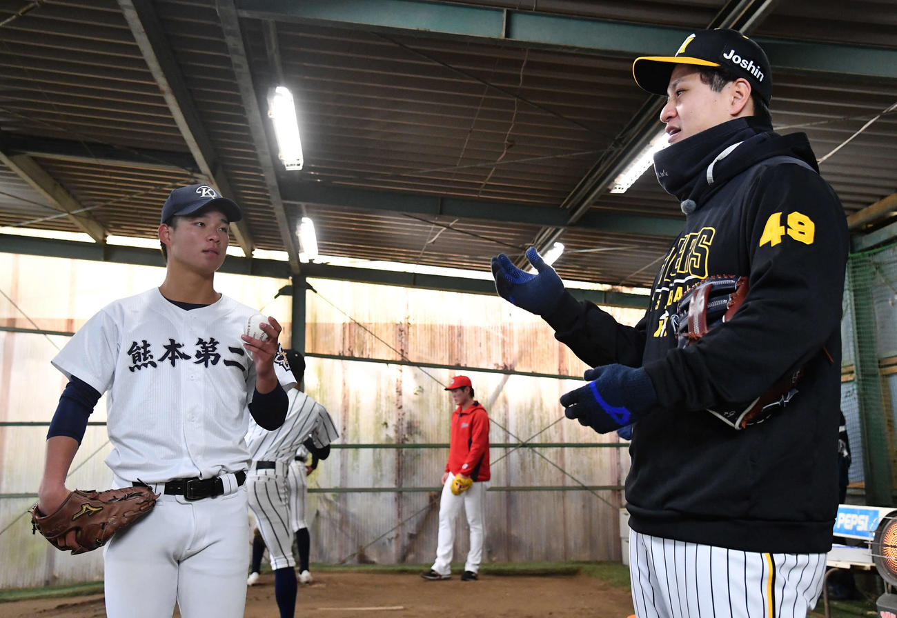 野球教室で地元の高校球児に指導する阪神大竹（撮影・岩下翔太）