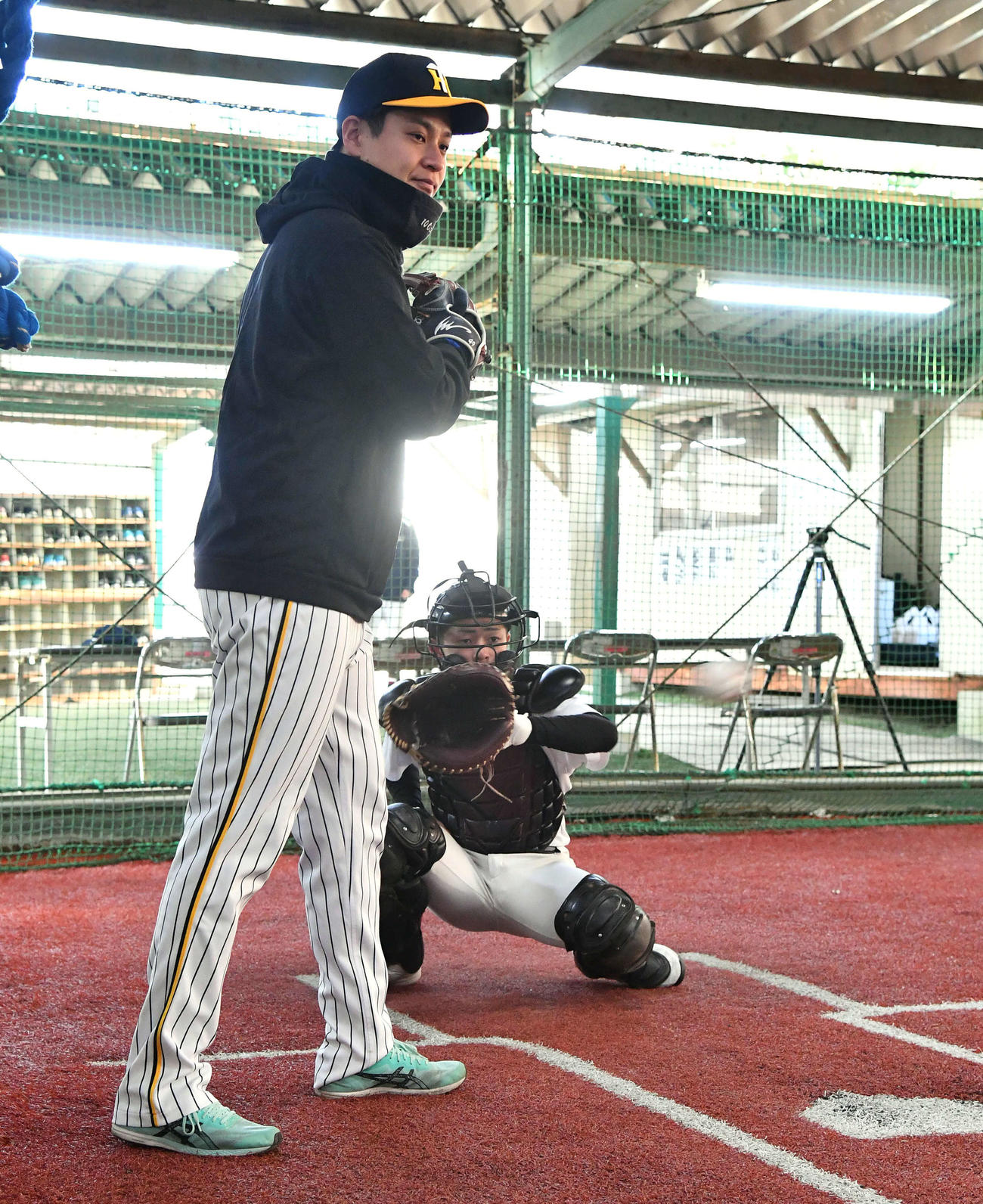 野球教室で高校球児が投球するブルペンの打席に立ち、球筋を見る阪神大竹（撮影・岩下翔太）