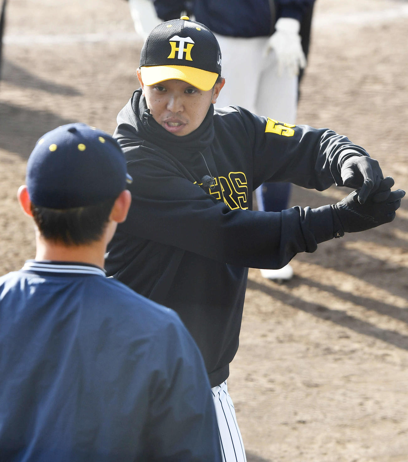 野球教室で地元の高校球児に指導する阪神島田（撮影・岩下翔太）