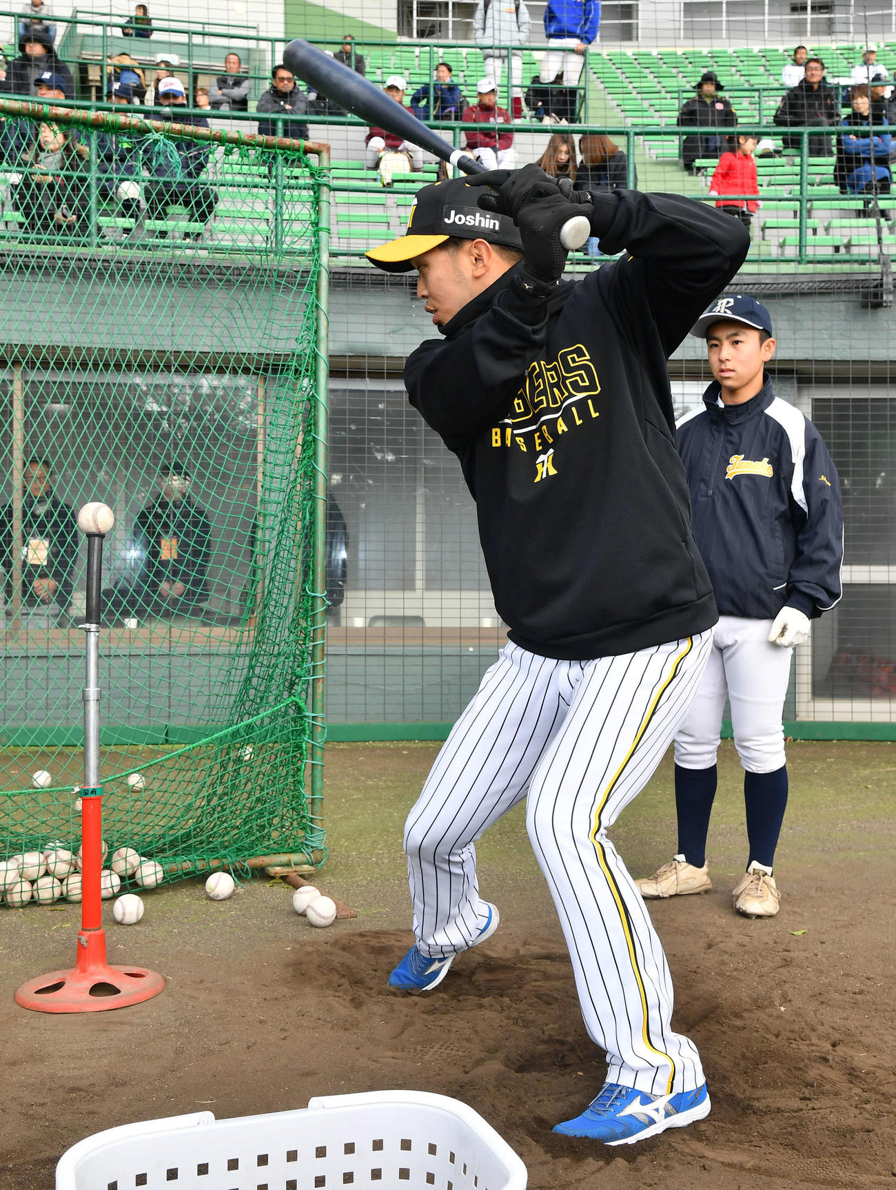 野球教室で地元の高校球児に打撃の手本を見せる阪神島田（撮影・岩下翔太）