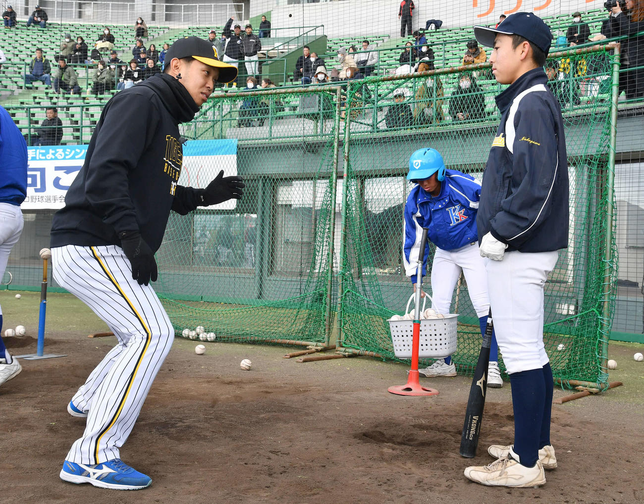 野球教室で地元の高校球児に指導する阪神島田（撮影・岩下翔太）