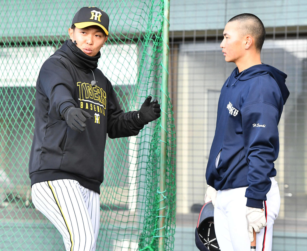 野球教室で地元の高校球児に指導する阪神島田（撮影・岩下翔太）
