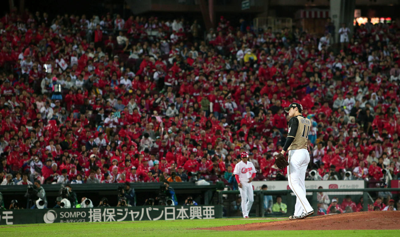 日本シリーズ2016・第1戦　広島対日本ハム　日本シリーズ第1戦　4回裏広島1死、安部に中前打を浴びガックリする大谷（2016年10月22日撮影）