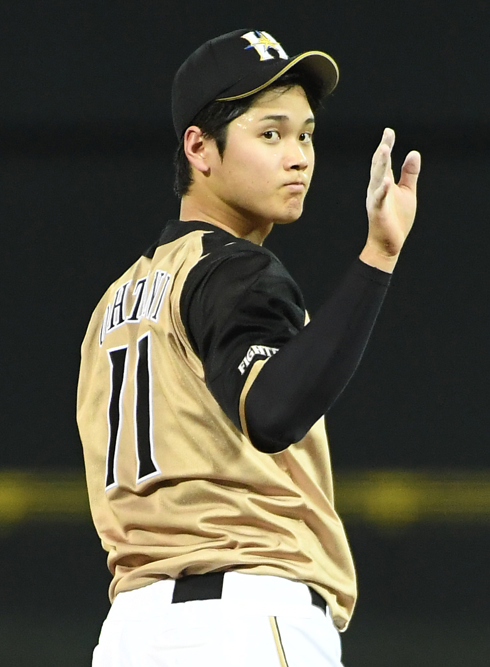 日本シリーズ2016・第1戦　広島対日本ハム　4回裏広島1死、安部に安打を許した大谷は、大野に謝る仕草を見せる（2016年10月22日撮影）