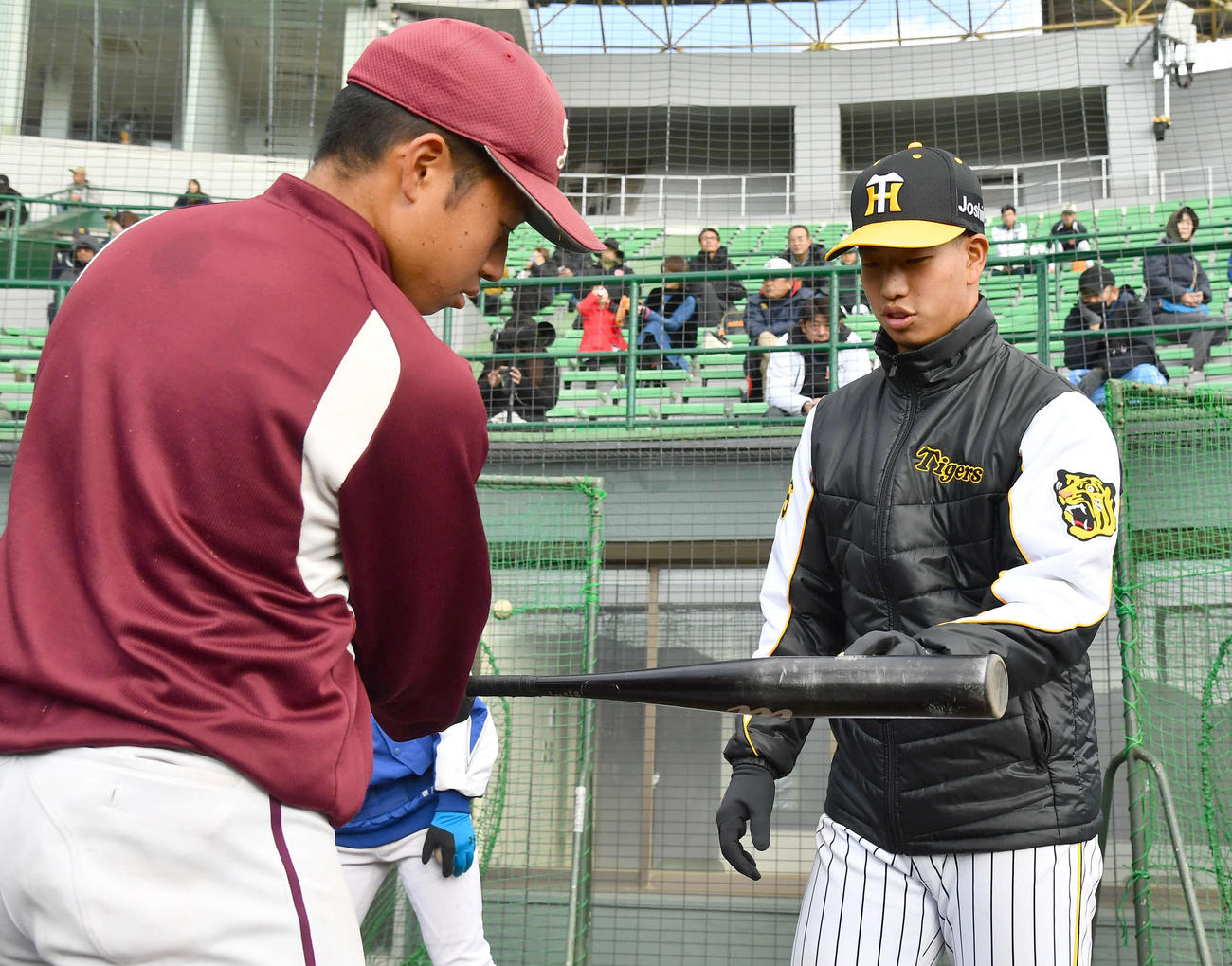 野球教室で地元の高校球児に指導する阪神百崎（撮影・岩下翔太）