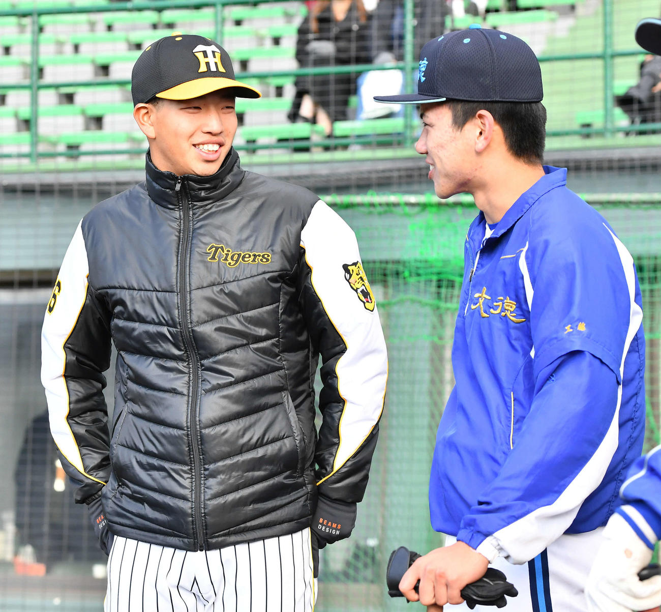 野球教室で地元の高校球児と談笑する阪神百崎（撮影・岩下翔太）
