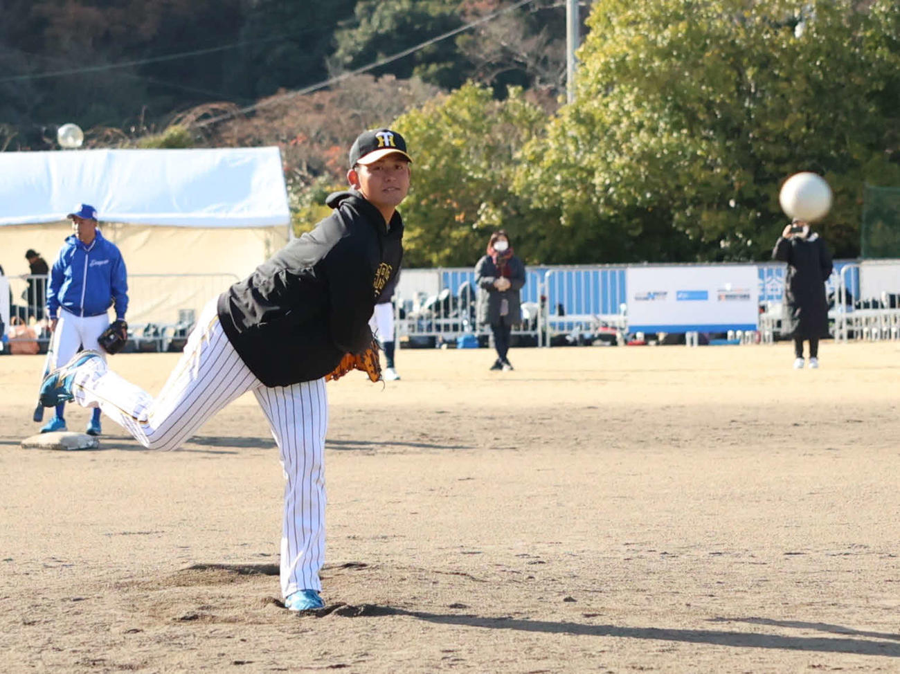 野球教室「野球プロジェクト」で打撃投手を務める阪神岡留（撮影・保坂淑子）