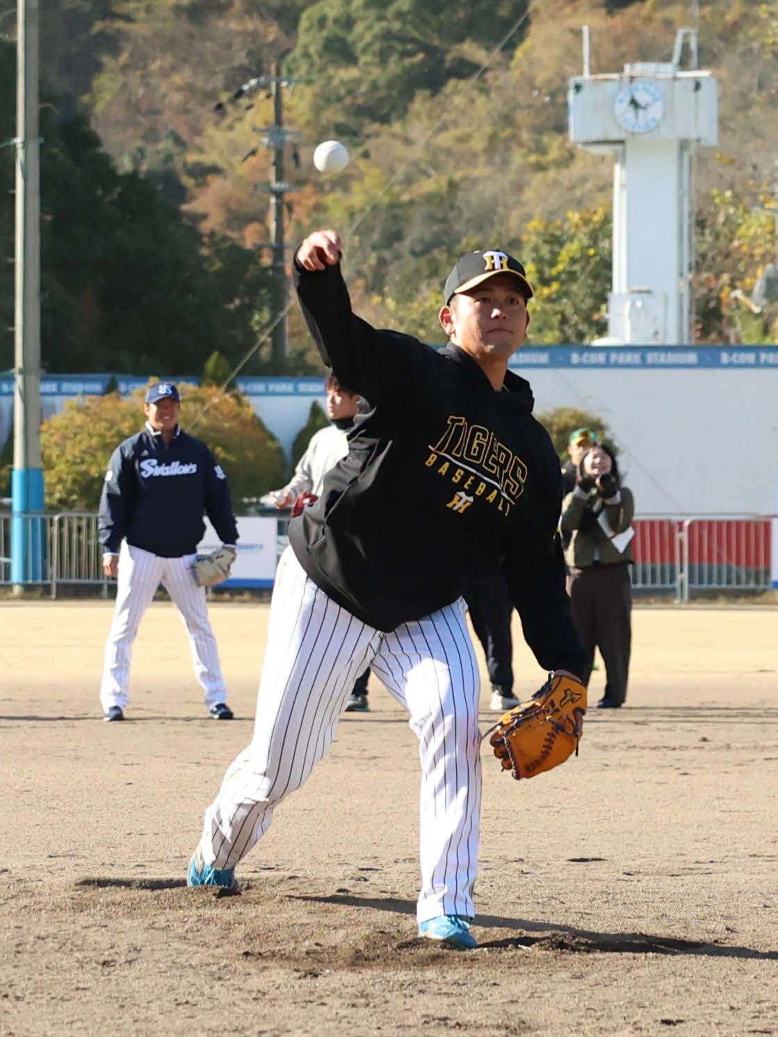 野球教室「野球プロジェクト」で打撃投手を務める阪神岡留（撮影・保坂淑子）