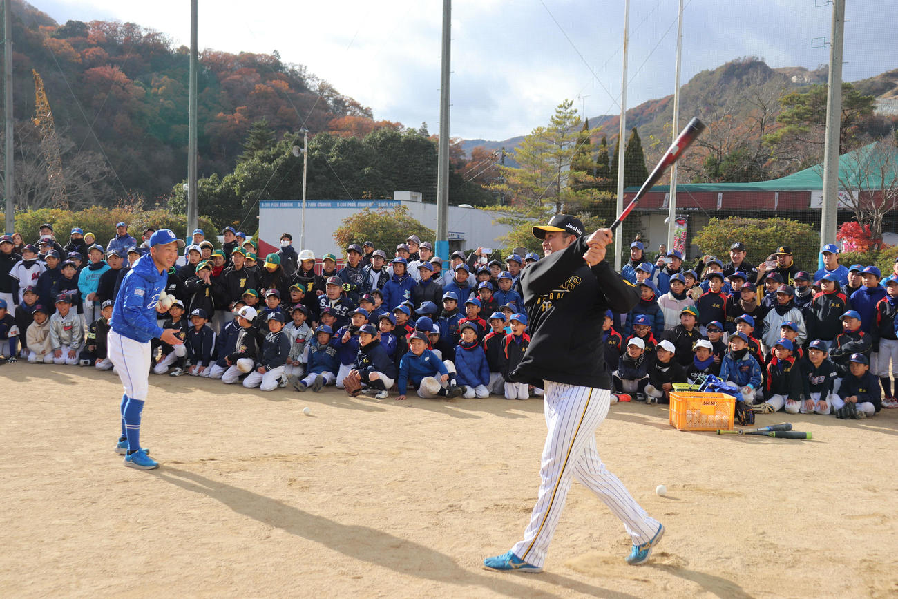 野球教室「野球プロジェクト」でバッティングを披露する阪神岡留（撮影・保坂淑子）