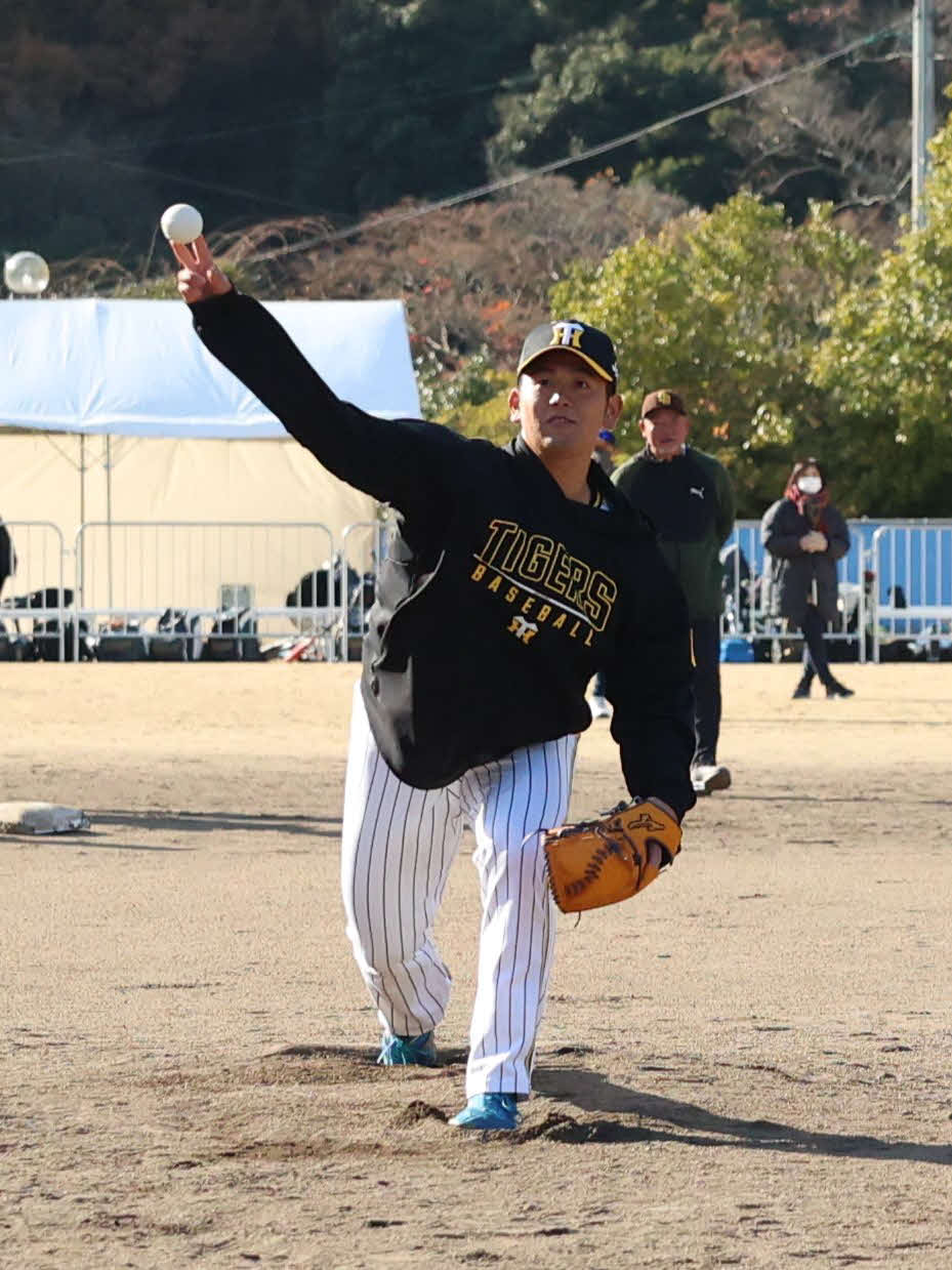 野球教室「野球プロジェクト」で打撃投手を務める阪神岡留（撮影・保坂淑子）