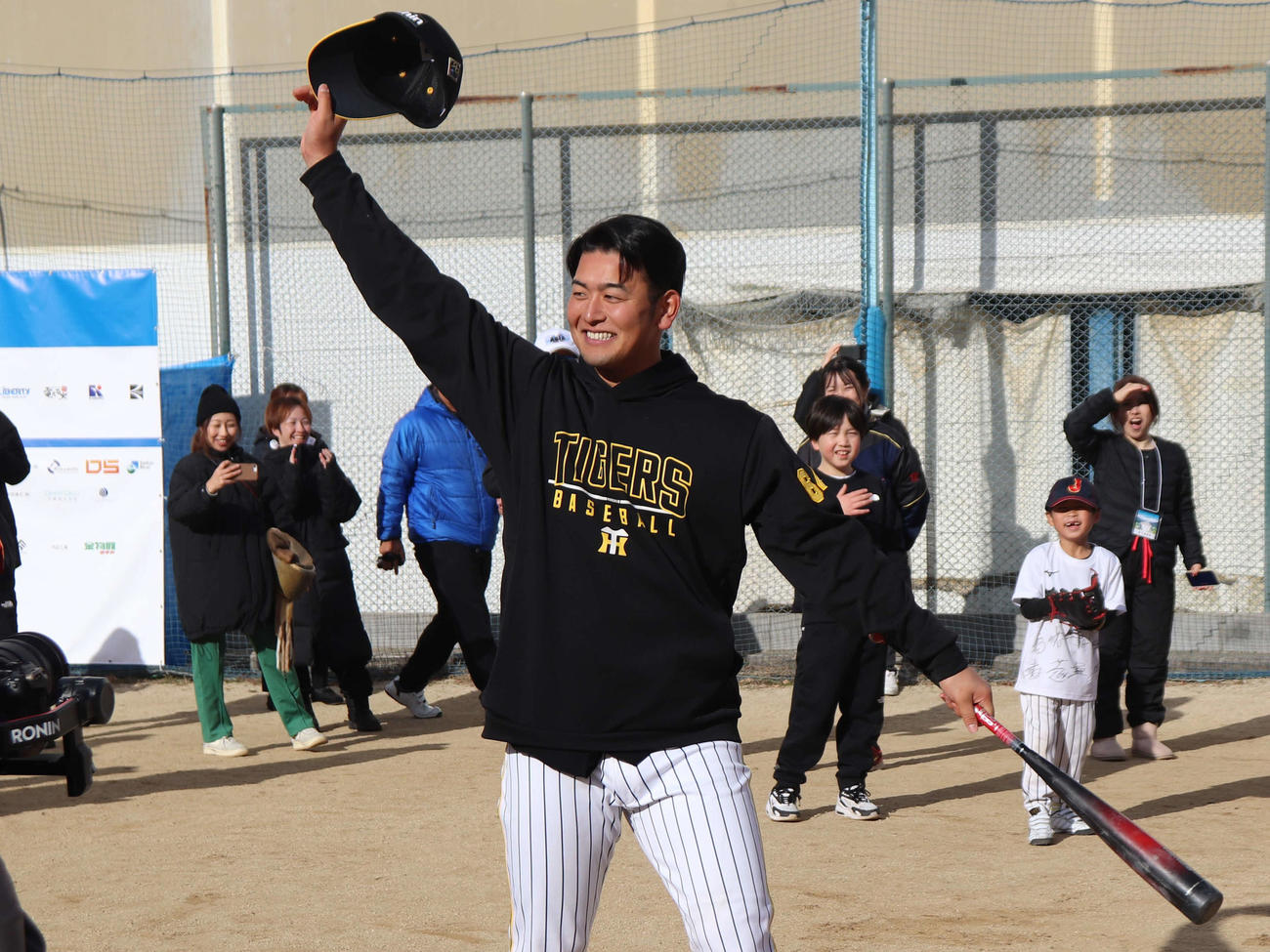 野球教室「野球プロジェクト」でバッティングを披露し声援に応える阪神岡留（撮影・保坂淑子）
