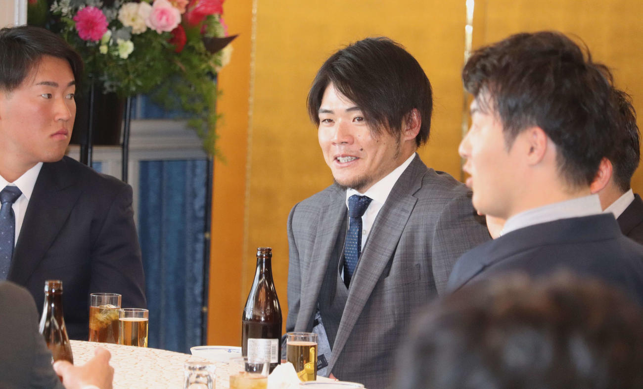 母校・大商大野球部主催の後輩たちのプロ入り激励会に出席した、阪神・小野寺暖（撮影・中島麗）