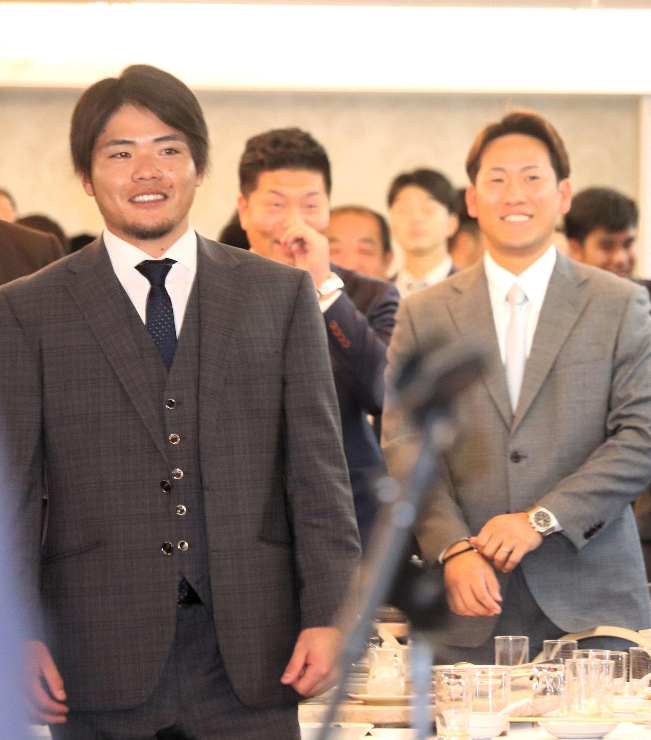 母校・大商大野球部主催の後輩たちのプロ入り激励会に出席した、阪神の小野寺と中日の福元（撮影・中島麗）
