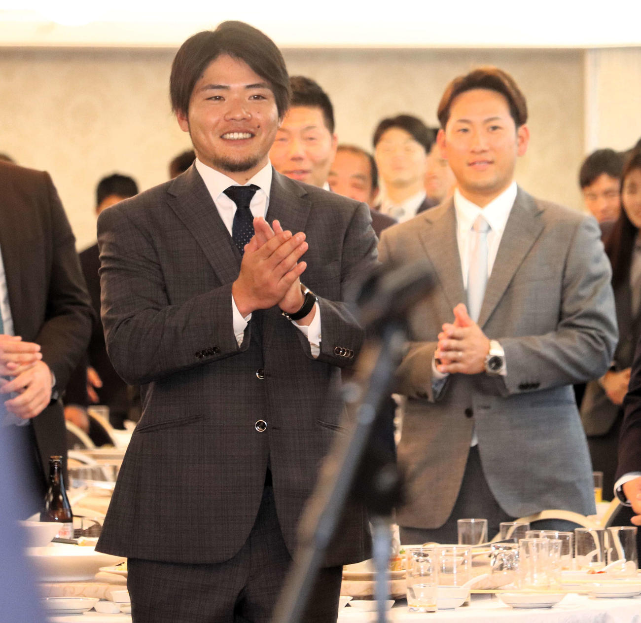母校・大商大野球部主催の後輩たちのプロ入り激励会に出席した、阪神の小野寺と中日の福元（撮影・中島麗）