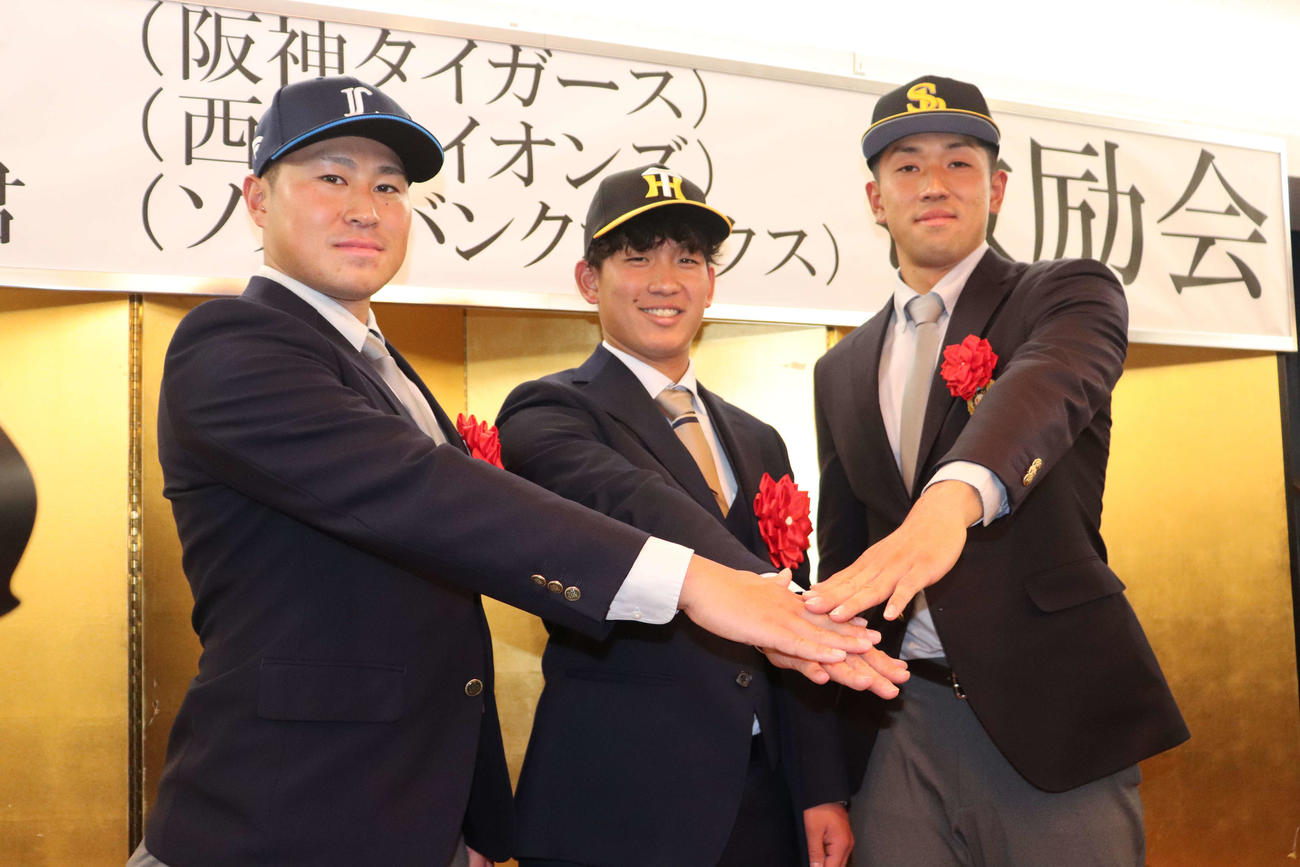 大商大野球部主催のプロ入り激励会に出席した、写真左から西武2位の渡部、阪神1位でOBのNTT西日本伊原、ソフトバンク育成9位の岡田（撮影・中島麗）