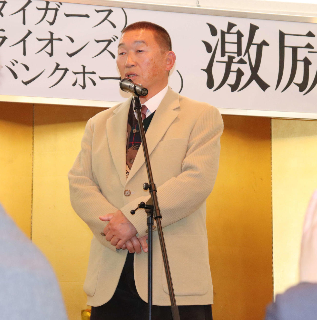 大商大野球部主催のプロ入り激励会でhans阪神1位の伊原、西武2位渡部、ソフトバンク育成9位の岡田らにあいさつした同大学臨時コーチの佐々木恭介氏（撮影・中島麗）