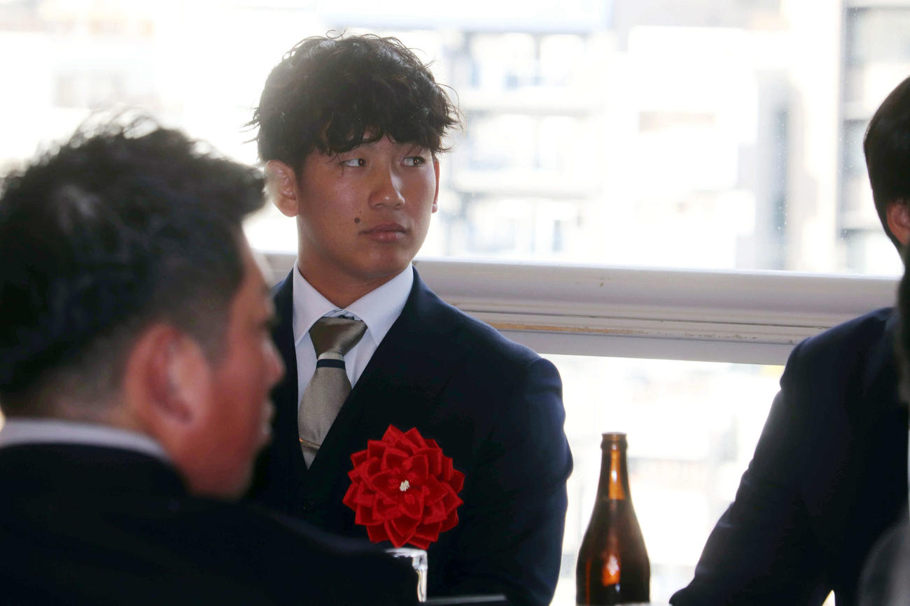 大商大野球部主催のプロ入り激励会に出席した阪神1位でOBのNTT西日本の伊原（撮影・中島麗）