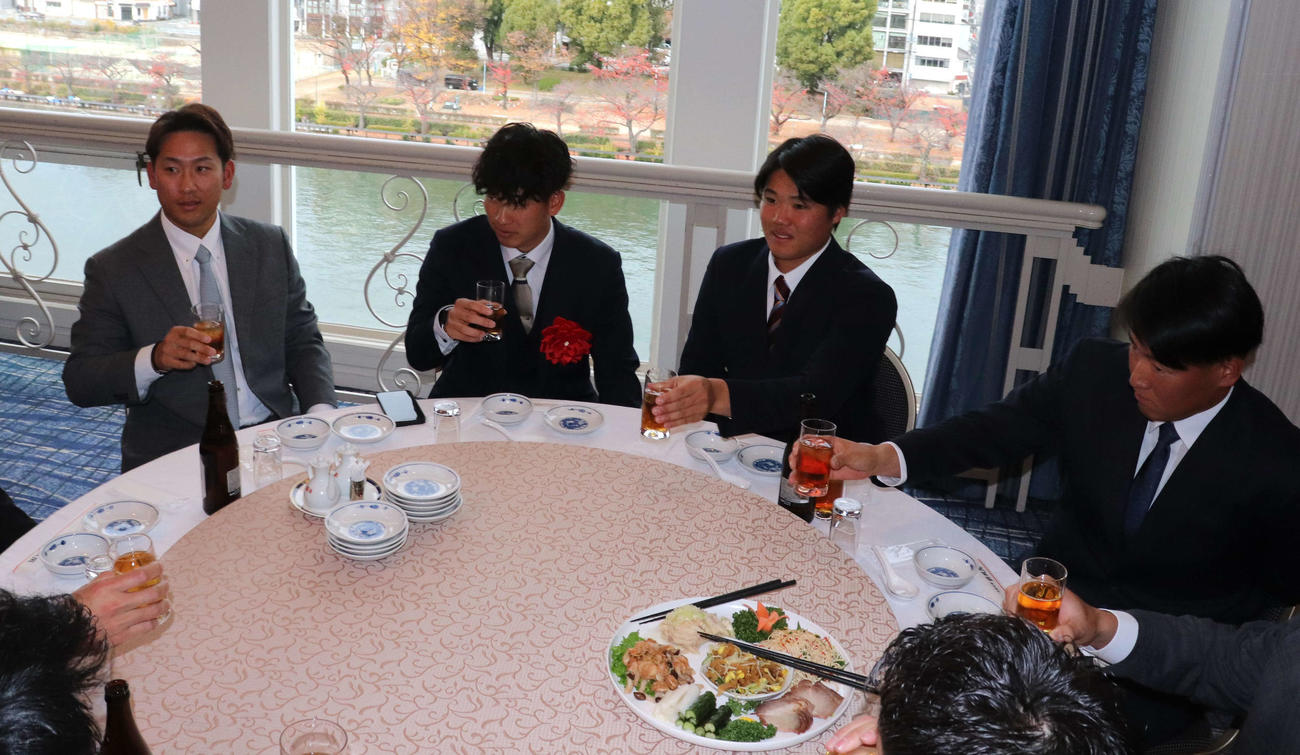 大商大野球部主催のプロ入り激励会で会食する（左から）中日・福元、阪神1位の伊原、広島・高、西武・上田（撮影・中島麗）