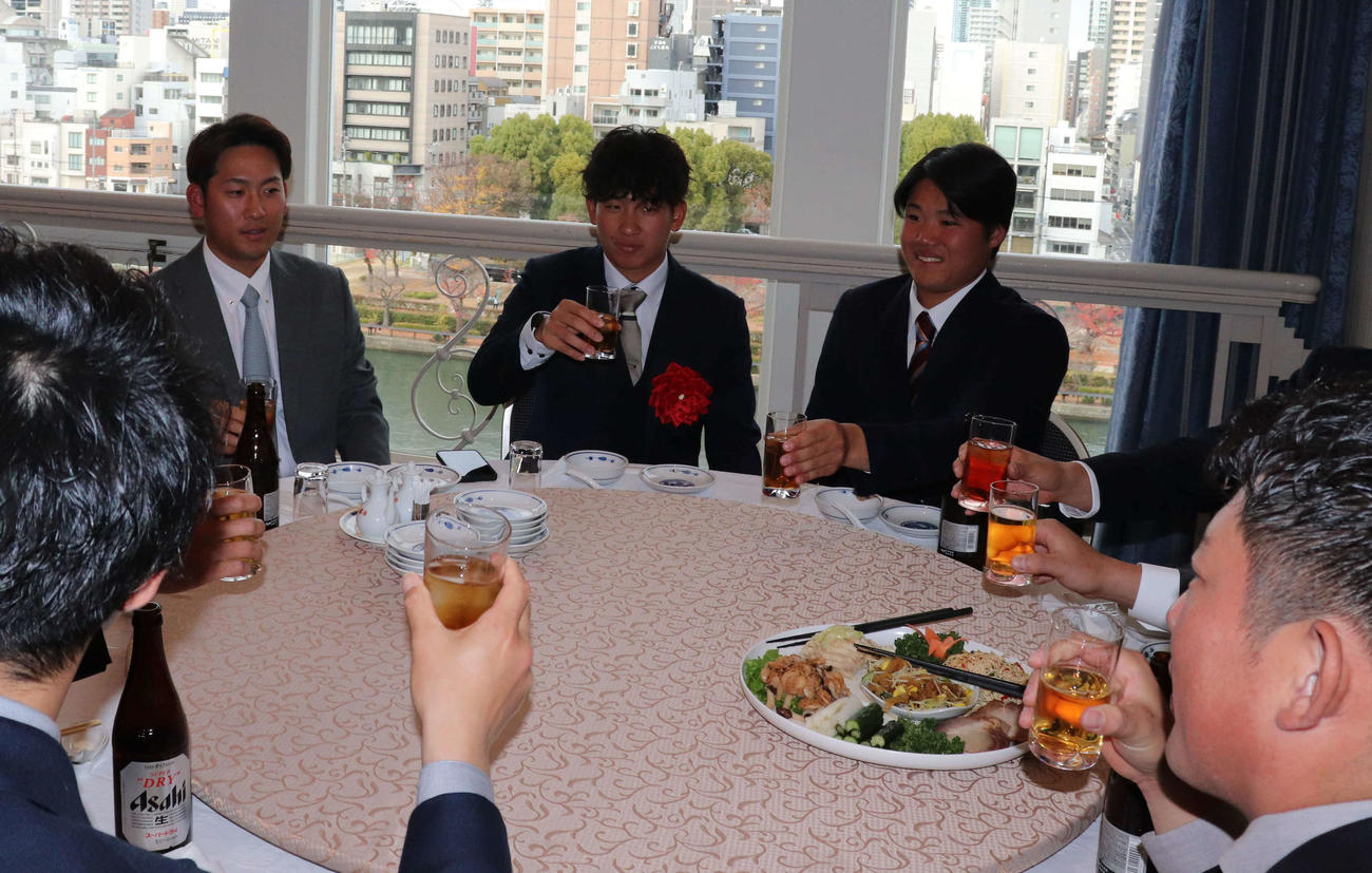 大商大野球部主催のプロ入り激励会で乾杯する（左から）中日・福元、阪神1位の伊原、広島・高（撮影・中島麗）