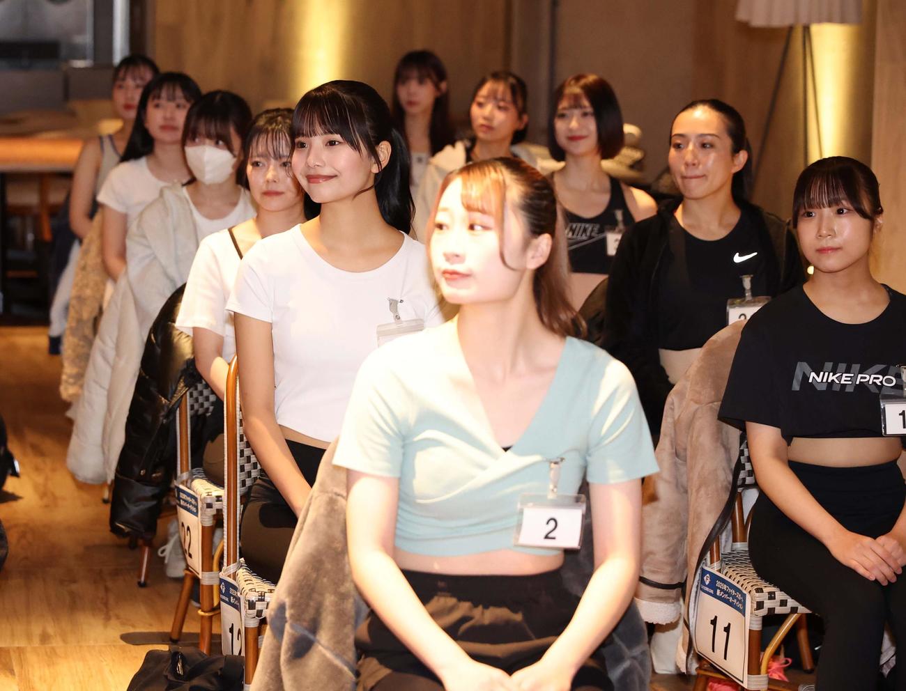 ファイターズガール2025年新メンバーオーディション　控室で説明を聞く応募者（撮影・黒川智章）