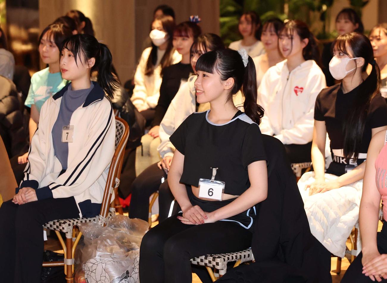 ファイターズガール2025年新メンバーオーディション　控室で説明を聞く応募者（撮影・黒川智章）