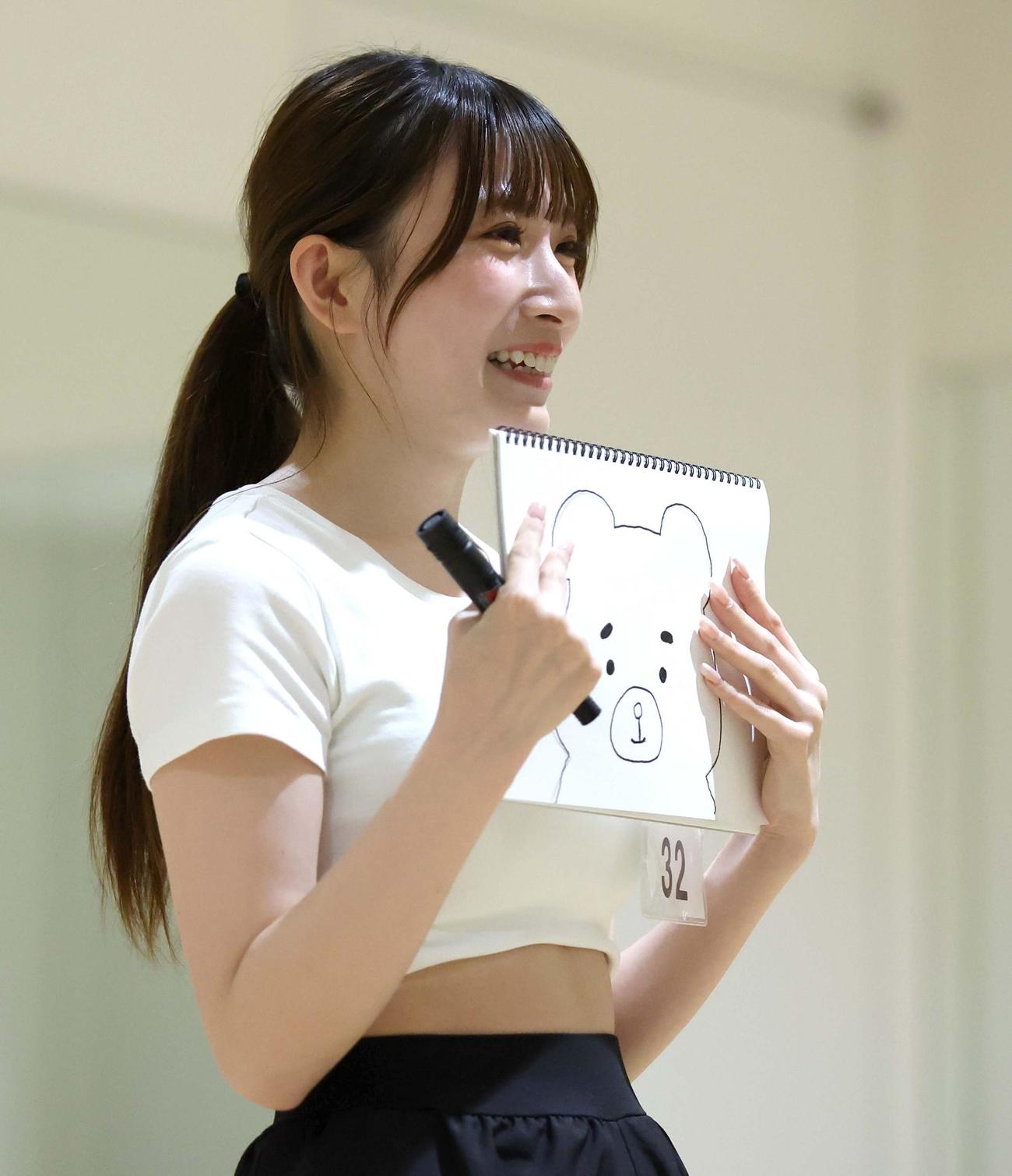 ファイターズガール2025年新メンバーオーディション　最終審査でFビレッジのマスコットキャラクターを描く参加者（撮影・黒川智章）