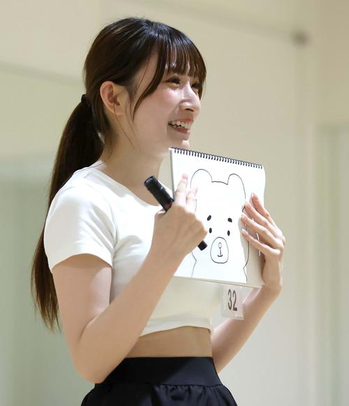 ファイターズガール2025年新メンバーオーディション　最終審査でFビレッジのマスコットキャラクターを描く参加者（撮影・黒川智章）