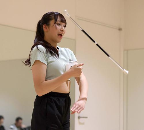 ファイターズガール2025年新メンバーオーディション　最終審査でバトンを使った演技を披露する参加者（撮影・黒川智章）