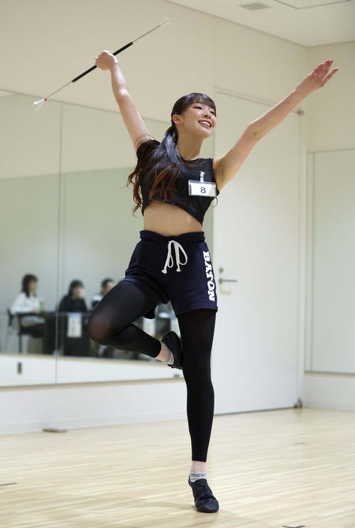 ファイターズガール2025年新メンバーオーディション　最終審査でバトンを使った演技を披露する参加者（撮影・黒川智章）