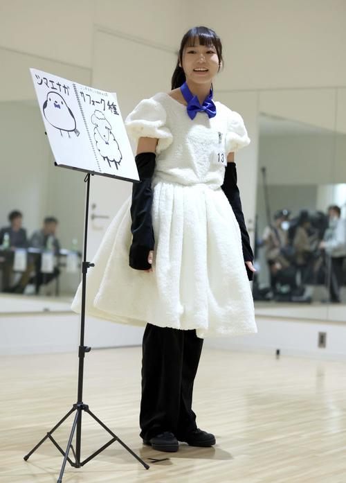 ファイターズガール2025年新メンバーオーディション　最終審査で自作したファイターズガールの衣装を披露する参加者（撮影・黒川智章）