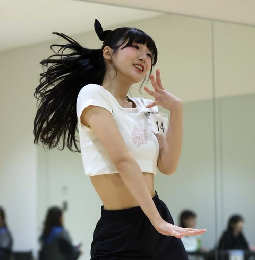 ファイターズガール2025年新メンバーオーディション　最終審査の自由演技でアピールする参加者（撮影・黒川智章）
