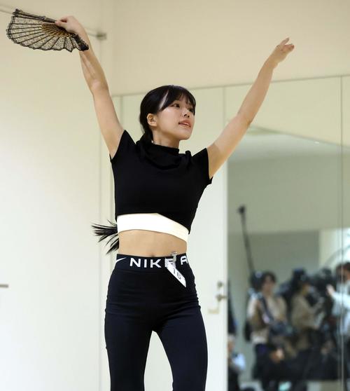 ファイターズガール2025年新メンバーオーディション　最終審査の自由演技でアピールする参加者（撮影・黒川智章）