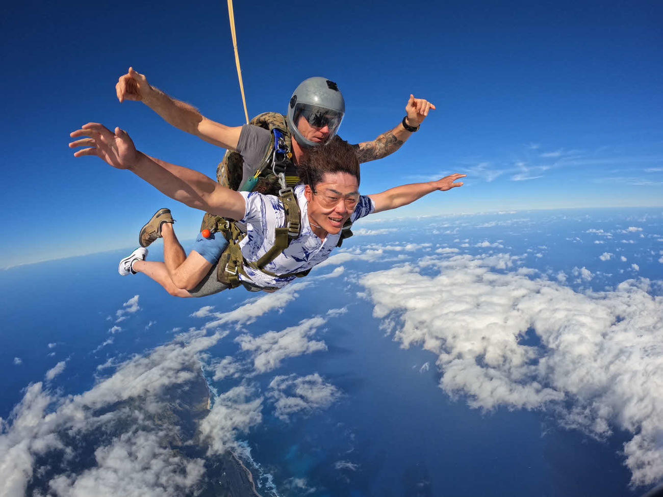 スカイダイビングを楽しむ石塚（本人提供）