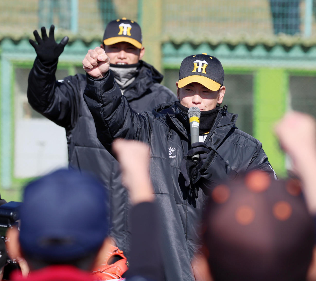 野球教室に参加し子供たちとジャンケンをする梅野。左は西純（撮影・加藤哉）