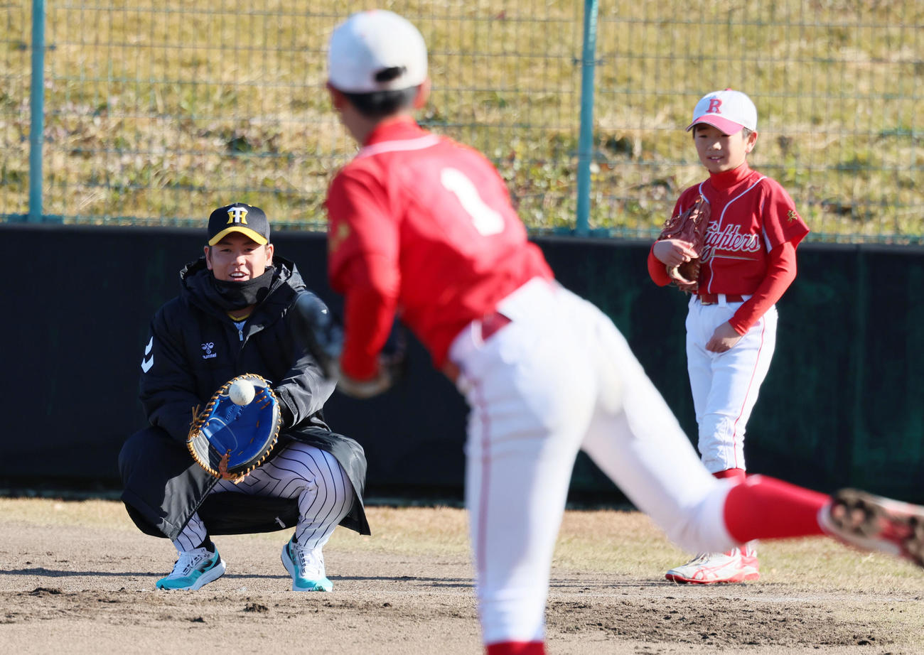 野球教室に参加し子供たちのボールを受ける梅野（撮影・加藤哉）