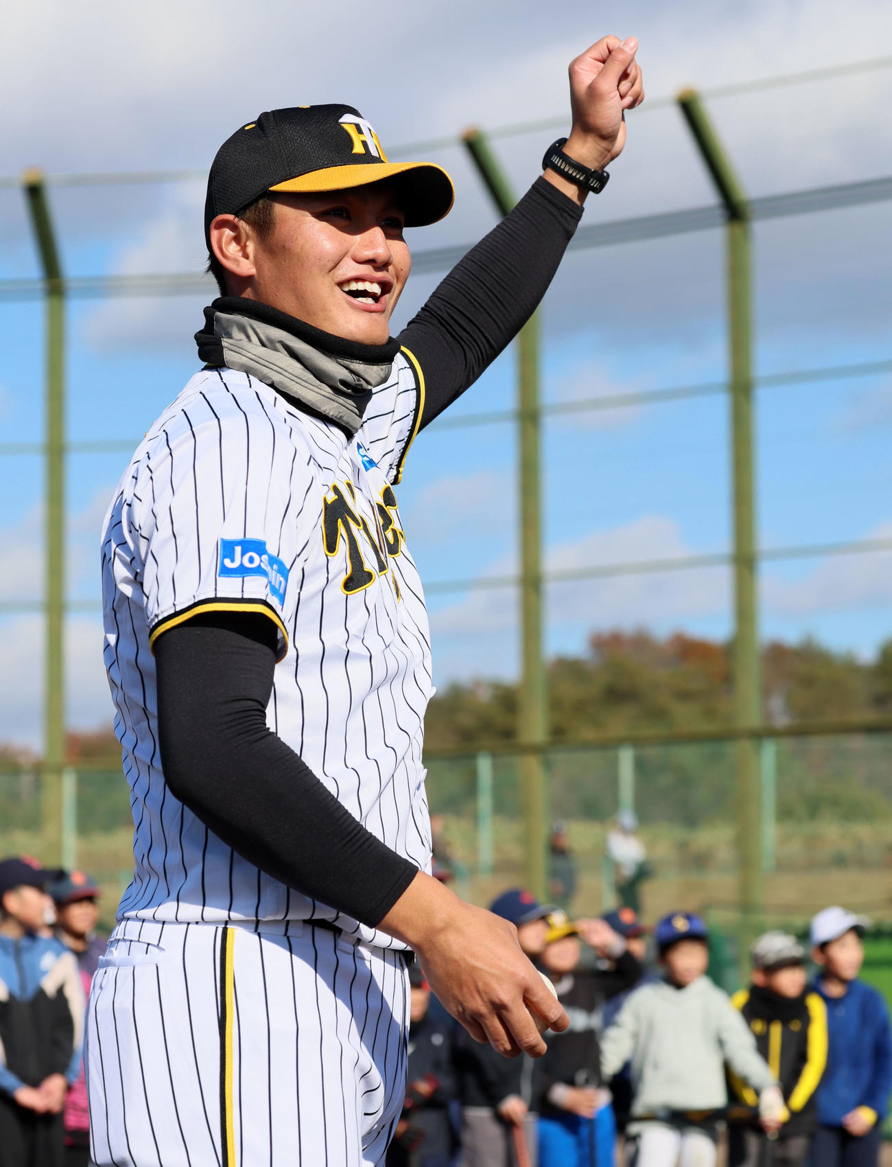 西純は野球教室で梅野の打球が柵越えしガッツポーズを見せる（撮影・加藤哉）